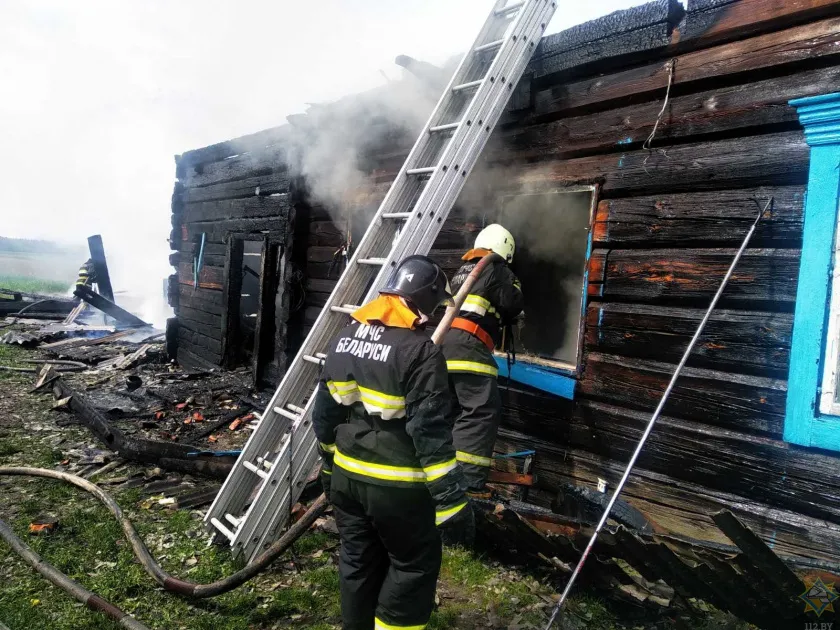 Попал в горящий дом через окно: сосед спас двух детей на пожаре в Лельчицком районе 